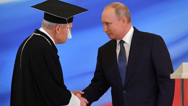 Избранный президент РФ Владимир Путин и председатель Конституционного суда РФ Валерий Зорькин (слева) во время церемонии инаугурации в Кремле Избранный президент РФ Владимир Путин и председатель Конституционного суда РФ Валерий Зорькин (слева) во время церемонии инаугурации в Кремле