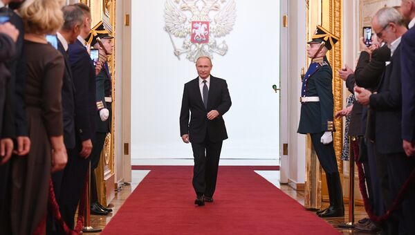 Избранный президент РФ Владимир Путин во время церемонии инаугурации в Кремле. 7 мая 2018 Избранный президент РФ Владимир Путин во время церемонии инаугурации в Кремле. 7 мая 2018