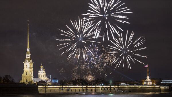 Праздничный салют над Петропавловской крепостью в Санкт-Петербурге. Архивное фото. Праздничный салют над Петропавловской крепостью в Санкт-Петербурге. Архивное фото.