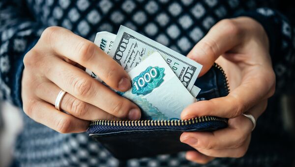 Российские рубли и доллары США в кошельке Российские рубли и доллары США в кошельке