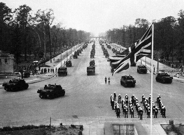 Британские военные во время парада в Берлине. 13 июля 1945 Британские военные во время парада в Берлине. 13 июля 1945