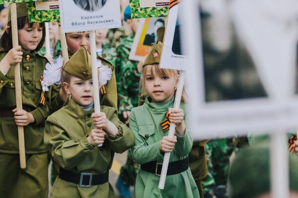 Участники акции Бессмертный полк, проходящего в рамках детского парада Победы Дорогами памяти в Иванове. 8 мая 2018 года Участники акции Бессмертный полк, проходящего в рамках детского парада Победы Дорогами памяти в Иванове. 8 мая 2018 года