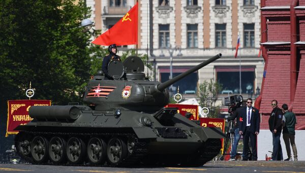 Танк Т-34-85 на военном параде, посвященном 73-й годовщине Победы в Великой Отечественной войне 1941-1945 годов Танк Т-34-85 на военном параде, посвященном 73-й годовщине Победы в Великой Отечественной войне 1941-1945 годов