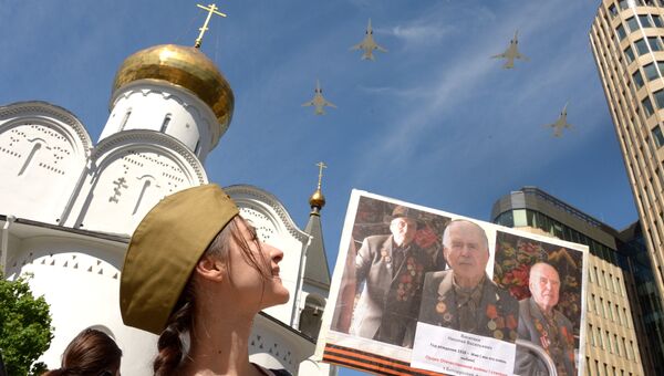 Cтратегический бомбардировщик-ракетоносец Ту-160 Николай Кузнецов и дальние ракетоносцы-бомбардировщики Ту-22М3 на военном параде, посвященном 73-й годовщине Победы в ВОВ Cтратегический бомбардировщик-ракетоносец Ту-160 Николай Кузнецов и дальние ракетоносцы-бомбардировщики Ту-22М3 на военном параде, посвященном 73-й годовщине Победы в ВОВ