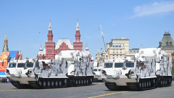Арктические комплексы ПВО Тор-М2ДТ на базе вездехода ДТ-30 на военном параде на Красной площади Арктические комплексы ПВО Тор-М2ДТ на базе вездехода ДТ-30 на военном параде на Красной площади
