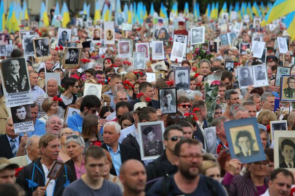 Участники акции Бессмертный полк в Киеве. 9 мая 2018 Участники акции Бессмертный полк в Киеве. 9 мая 2018