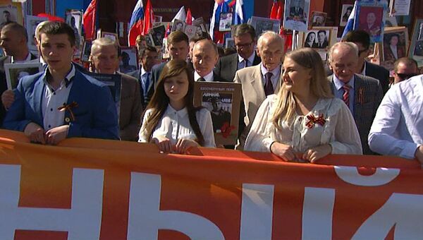 Путин в четвертый раз принял участие в акции Бессмертный полк Путин в четвертый раз принял участие в акции Бессмертный полк