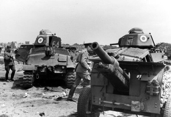 Германские солдаты осматривают захваченные S-35, 1940 год Германские солдаты осматривают захваченные S-35, 1940 год
