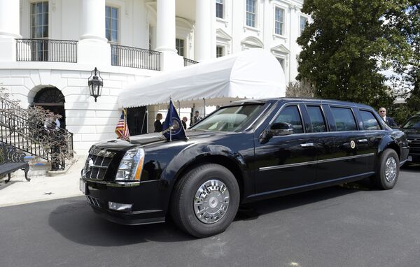 Лимузин Cadillac президента США Дональда Трампа у здания Белого дома в Вашингтоне Лимузин Cadillac президента США Дональда Трампа у здания Белого дома в Вашингтоне