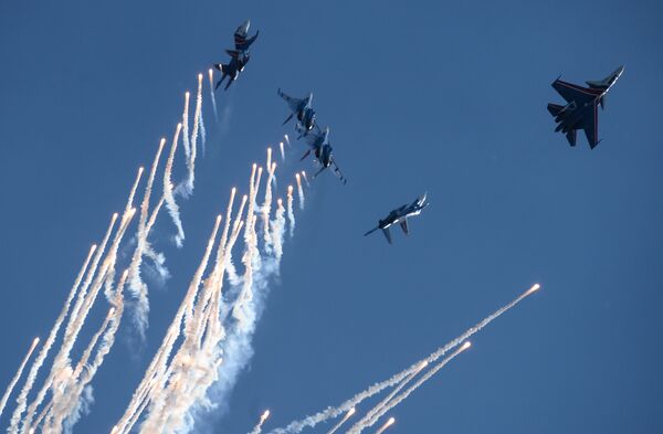 Истребители Су-30СМ пилотажной группы Русские Витязи и МиГ-29 пилотажной группы Стрижи во время празднования 80-летия Центра показа авиационной техники им. Кожедуба на аэродрома Кубинка в Московской области Истребители Су-30СМ пилотажной группы Русские Витязи и МиГ-29 пилотажной группы Стрижи во время празднования 80-летия Центра показа авиационной техники им. Кожедуба на аэродрома Кубинка в Московской области