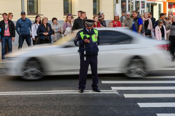 Автоинспектор ГИБДД на одной из улиц в Москве Автоинспектор ГИБДД на одной из улиц в Москве