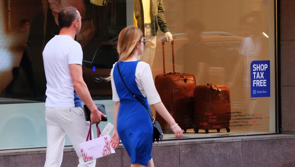 Эмблема tax free в витрине ЦУМа в Москве Эмблема tax free в витрине ЦУМа в Москве