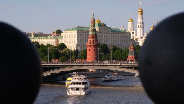 Речная прогулка по Москве-реке. Архивное фото Речная прогулка по Москве-реке. Архивное фото