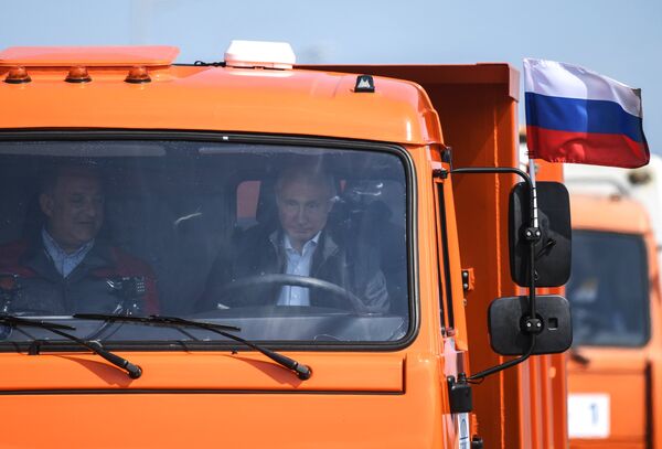 Президент РФ Владимир Путин за рулем автомобиля КамАЗ во время открытия автомобильной части Крымского моста. 15 мая 2018 Президент РФ Владимир Путин за рулем автомобиля КамАЗ во время открытия автомобильной части Крымского моста. 15 мая 2018