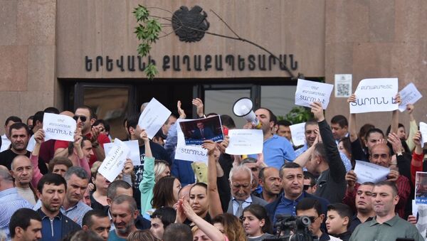 Демонстранты, требующие отставки мэра Еревана Тарона Маргаряна, у здания городской администрации. 16 мая 2018 Демонстранты, требующие отставки мэра Еревана Тарона Маргаряна, у здания городской администрации. 16 мая 2018