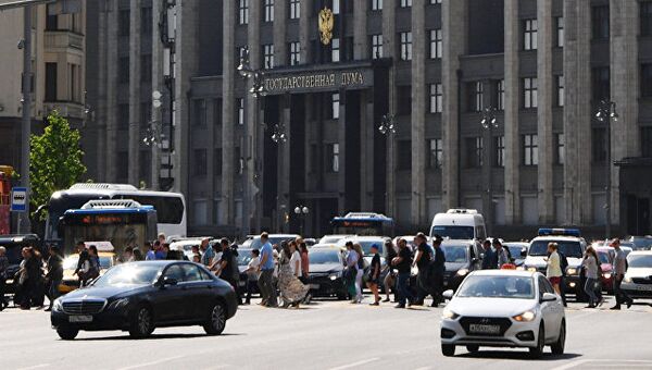 Здание Государственной Думы РФ на улице Охотный ряд в Москве. Архивное фото Здание Государственной Думы РФ на улице Охотный ряд в Москве. Архивное фото