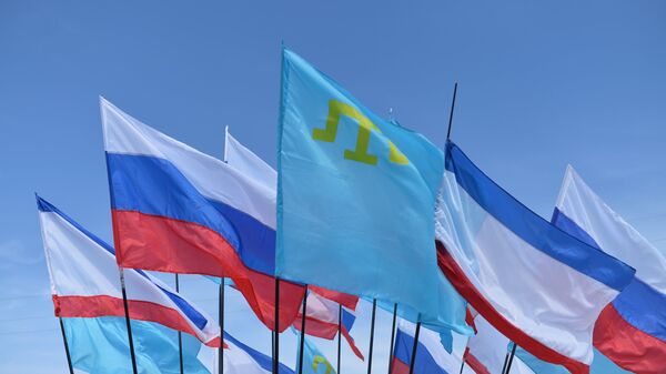 Флаги Российской Федерации, Республики Крым и крымских татар у мемориального комплекса Возрождениев Симферополе в День памяти жертв депортации народов Крыма. 18 мая 2018 Флаги Российской Федерации, Республики Крым и крымских татар у мемориального комплекса Возрождениев Симферополе в День памяти жертв депортации народов Крыма. 18 мая 2018