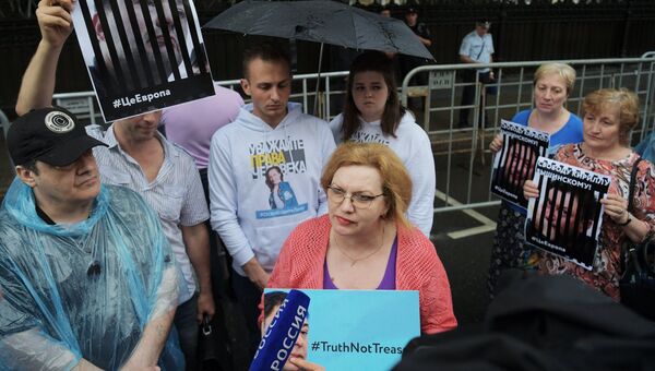 Акция у здания посольства Украины в Москве в поддержку журналиста Кирилла Вышинского Акция у здания посольства Украины в Москве в поддержку журналиста Кирилла Вышинского
