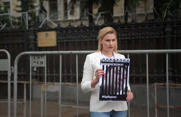 Участница акции у здания посольства Украины в Москве в поддержку журналиста Кирилла Вышинского Участница акции у здания посольства Украины в Москве в поддержку журналиста Кирилла Вышинского