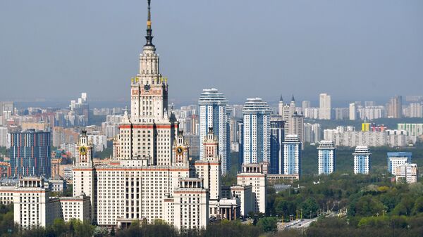 Вид на главное здание Московского государственного университета им. М.В.Ломоносова на Воробьевых горах в Москве. Вид на главное здание Московского государственного университета им. М.В.Ломоносова на Воробьевых горах в Москве.