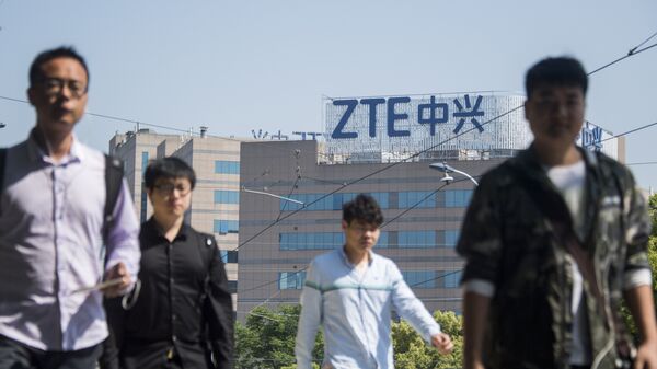 Лого компании ZTE на здании в городе Шанхай, Китай Лого компании ZTE на здании в городе Шанхай, Китай