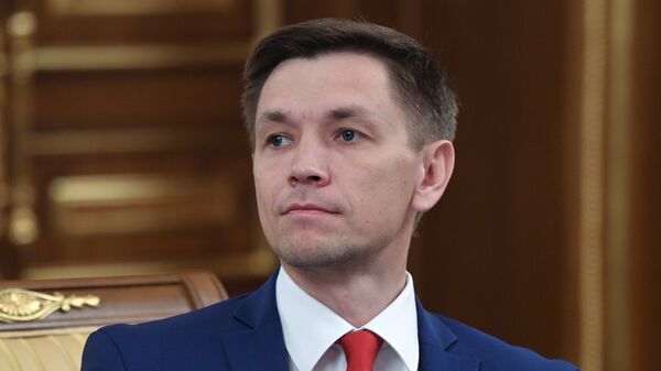 Министр цифрового развития, связи и массовых коммуникаций РФ Константин Носков перед заседанием правительства РФ в новом составе. 22 мая 2018 Министр цифрового развития, связи и массовых коммуникаций РФ Константин Носков перед заседанием правительства РФ в новом составе. 22 мая 2018