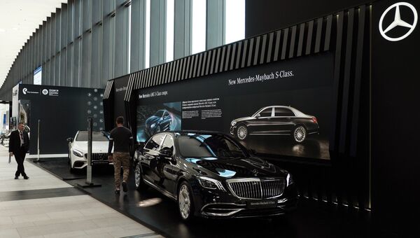 Стенд компании Мерседес в конгрессно-выставочном центре Экспофорум накануне открытия Санкт-Петербургского международного экономического форума Стенд компании Мерседес в конгрессно-выставочном центре Экспофорум накануне открытия Санкт-Петербургского международного экономического форума