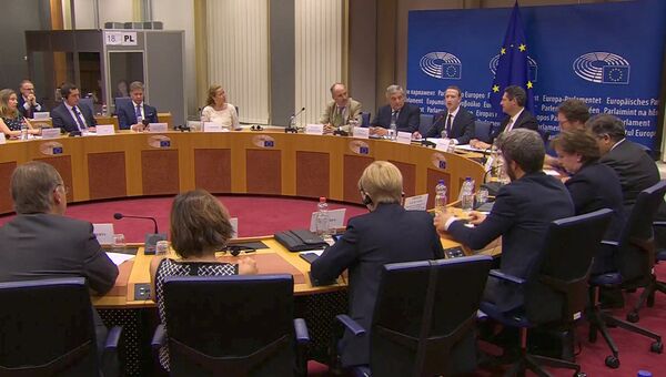 Генеральный директор Facebook Марк Цукерберг в Европарламенте в Брюсселе отвечает на вопросы о ненадлежащем использовании миллионов данных пользователей. 22 мая 2018 Генеральный директор Facebook Марк Цукерберг в Европарламенте в Брюсселе отвечает на вопросы о ненадлежащем использовании миллионов данных пользователей. 22 мая 2018
