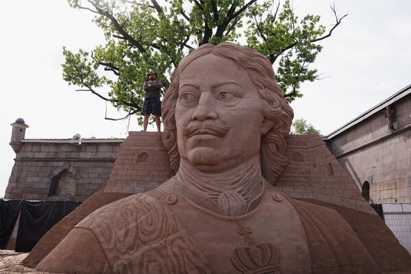 Мастер у скульптуры во время подготовки к открытию фестиваля песчаных скульптур в Санкт-Петербурге Мастер у скульптуры во время подготовки к открытию фестиваля песчаных скульптур в Санкт-Петербурге
