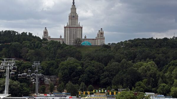 Вид на главное здание Московского государственного университета имени М. В. Ломоносова и канатную дорогу на Воробьевых горах Вид на главное здание Московского государственного университета имени М. В. Ломоносова и канатную дорогу на Воробьевых горах