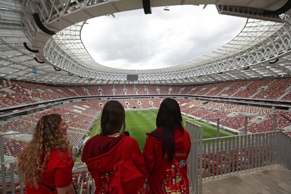 Волонтеры на Большой спортивной арене Лужники в Москве, где пройдут матчи чемпионата мира по футболу 2018 года Волонтеры на Большой спортивной арене Лужники в Москве, где пройдут матчи чемпионата мира по футболу 2018 года