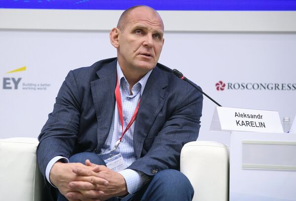 Трехкратный олимпийский чемпион по греко-римской борьбе, член комитета Государственной Думы Федерального собрания Российской Федерации по энергетике Александр Карелин во время презентации спортивной программы ПМЭФ-2018 Трехкратный олимпийский чемпион по греко-римской борьбе, член комитета Государственной Думы Федерального собрания Российской Федерации по энергетике Александр Карелин во время презентации спортивной программы ПМЭФ-2018