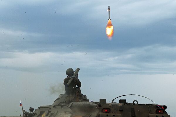Военнослужащий стреляет из переносного зенитного ракетного комплекса Игла на всеармейском конкурсе Чистое небо-2018 Военнослужащий стреляет из переносного зенитного ракетного комплекса Игла на всеармейском конкурсе Чистое небо-2018