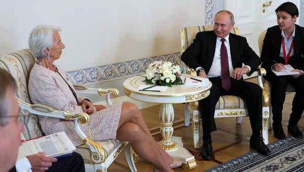 Президент РФ Владимир Путин и директор–распорядитель Международного Валютного Фонда (МВФ) Кристин Лагард во время встречи в Константиновском дворце в Стрельне. 24 мая 2018 Президент РФ Владимир Путин и директор–распорядитель Международного Валютного Фонда (МВФ) Кристин Лагард во время встречи в Константиновском дворце в Стрельне. 24 мая 2018