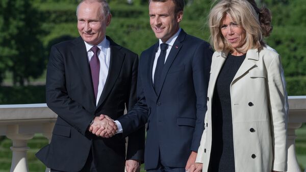 Президент РФ Владимир Путин и президент Франции Эмманюэль Макрон с супругой Бриджит во время встречи. 24 мая 2018 Президент РФ Владимир Путин и президент Франции Эмманюэль Макрон с супругой Бриджит во время встречи. 24 мая 2018