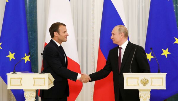 Президент РФ Владимир Путин и президент Франции Эмманюэль Макрон на пресс-конференции по итогам встречи. 24 мая 2018 Президент РФ Владимир Путин и президент Франции Эмманюэль Макрон на пресс-конференции по итогам встречи. 24 мая 2018