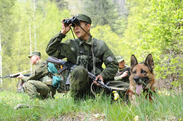 Дозор пограничников на участке границы с Казахстаном в Алтайских горах Дозор пограничников на участке границы с Казахстаном в Алтайских горах