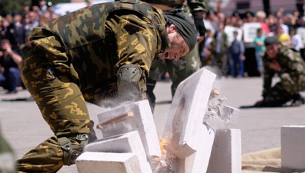 Показательные выступления военнослужащих пограничных войск ФСБ РФ на праздновании Дня пограничника в Краснодаре Показательные выступления военнослужащих пограничных войск ФСБ РФ на праздновании Дня пограничника в Краснодаре