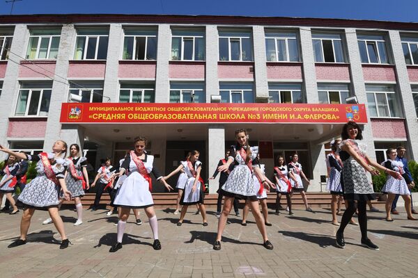 Выпускники средней образовательной школы №3 в подмосковной Балашихе во время празднования последнего звонка Выпускники средней образовательной школы №3 в подмосковной Балашихе во время празднования последнего звонка