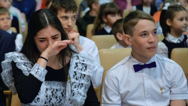 Выпускники во время празднования последнего звонка в общеобразовательной школе поселка Калиново в Свердловской области Выпускники во время празднования последнего звонка в общеобразовательной школе поселка Калиново в Свердловской области