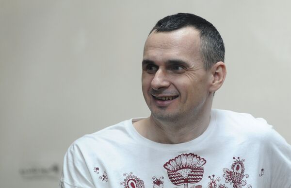 Олег Сенцов, обвиняемый в создании террористического сообщества в Крыму и подготовке терактов, во время оглашения приговора Олег Сенцов, обвиняемый в создании террористического сообщества в Крыму и подготовке терактов, во время оглашения приговора