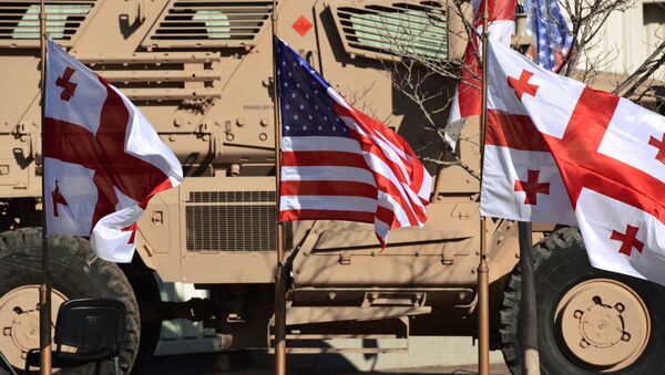 Флаги Грузии и США в совместном центре тренировок и оценок Грузия-НАТО на территории военной базы в Крцаниси близ Тбилиси, Грузия Флаги Грузии и США в совместном центре тренировок и оценок Грузия-НАТО на территории военной базы в Крцаниси близ Тбилиси, Грузия