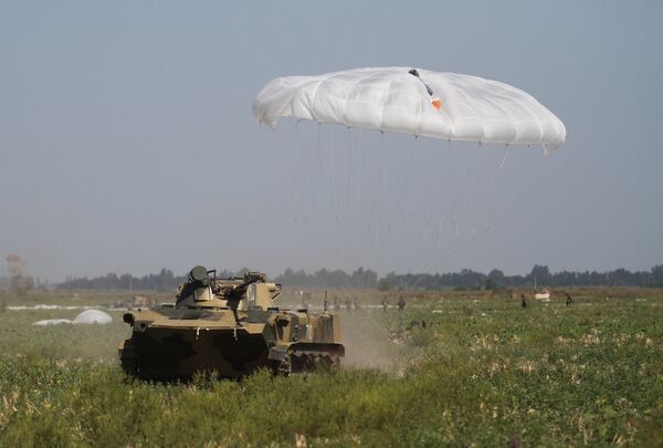 Выброска боевых машин десанта во время учений на военном полигоне Раевский под Новороссийском Выброска боевых машин десанта во время учений на военном полигоне Раевский под Новороссийском