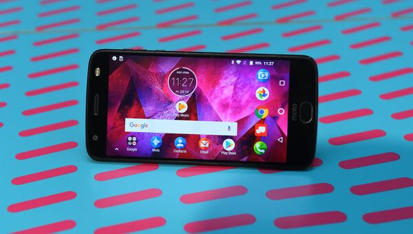 Телефон Motorola Moto Z2 Force. Архивное фото Телефон Motorola Moto Z2 Force. Архивное фото