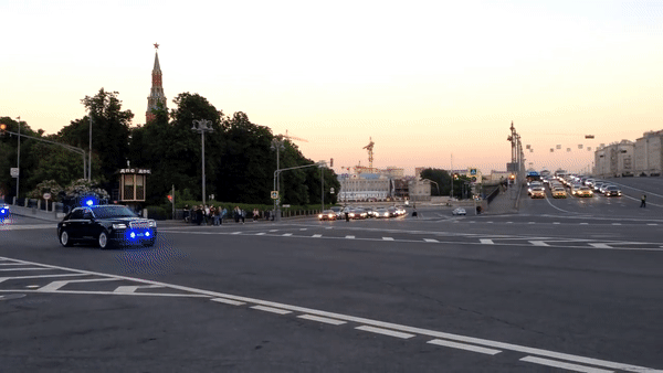 В Сети появилось видео с колонной «Кортежей», покидающей Кремль В Сети появилось видео с колонной «Кортежей», покидающей Кремль