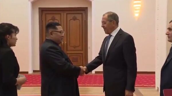Лавров пригласил Ким Чен Ына в Россию и подарил ему расписную шкатулку Лавров пригласил Ким Чен Ына в Россию и подарил ему расписную шкатулку