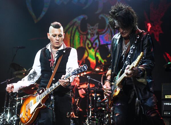 Актёр Джонни Депп (слева) и гитарист американской группы Aerosmith Джо Перри во время выступления на сцене спортивного комплекса Олимпийский Актёр Джонни Депп (слева) и гитарист американской группы Aerosmith Джо Перри во время выступления на сцене спортивного комплекса Олимпийский