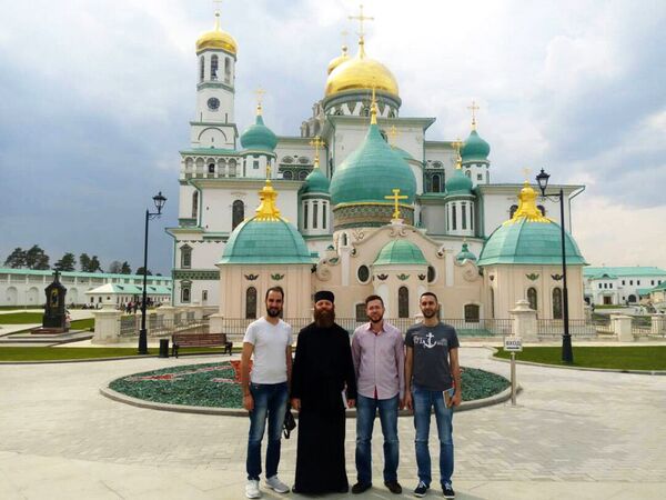 Диакон Иларион (Бешара) с сирийской молодежью в Ново-Иерусалимском монастыре Диакон Иларион (Бешара) с сирийской молодежью в Ново-Иерусалимском монастыре