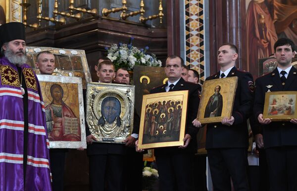 Церемония передачи десяти старинных икон, украденных из монастыря в Нижегородской области, патриарху Московскому и всея Руси Кириллу после патриаршего богослужения. 3 июня 2018 Церемония передачи десяти старинных икон, украденных из монастыря в Нижегородской области, патриарху Московскому и всея Руси Кириллу после патриаршего богослужения. 3 июня 2018