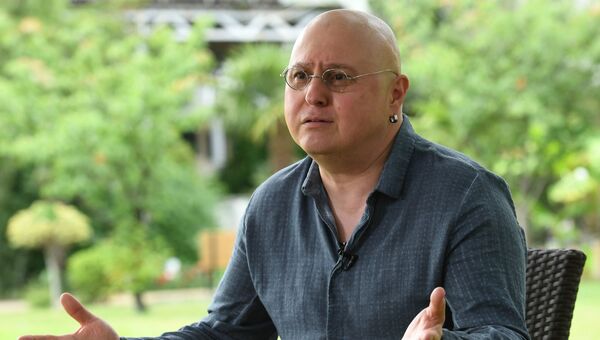 Продюсер, режиссер, сценарист и актер Дмитрий Месхиев во время интервью в рамках 29-го Открытого российского кинофестиваля Кинотавр в Сочи. 6 июня 2018 Продюсер, режиссер, сценарист и актер Дмитрий Месхиев во время интервью в рамках 29-го Открытого российского кинофестиваля Кинотавр в Сочи. 6 июня 2018